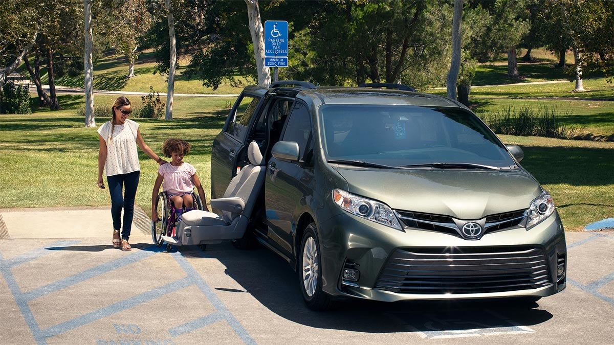 2019 Toyota Sienna with Auto Access Seat from Sunrise Toyota in Oakdale, NY